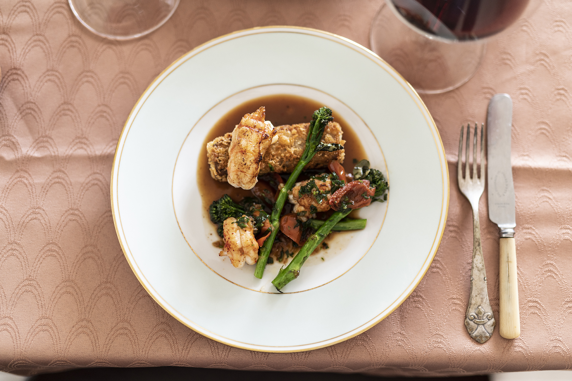 Opskrift på Paneret svinebryst og stegt jomfruhummer med sauce