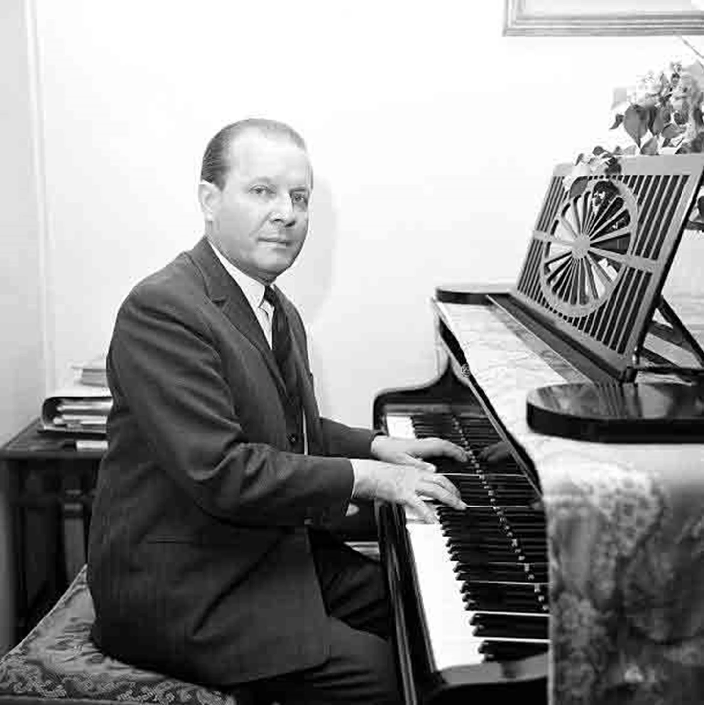 Bernard-Gavoty-ved-klaveret