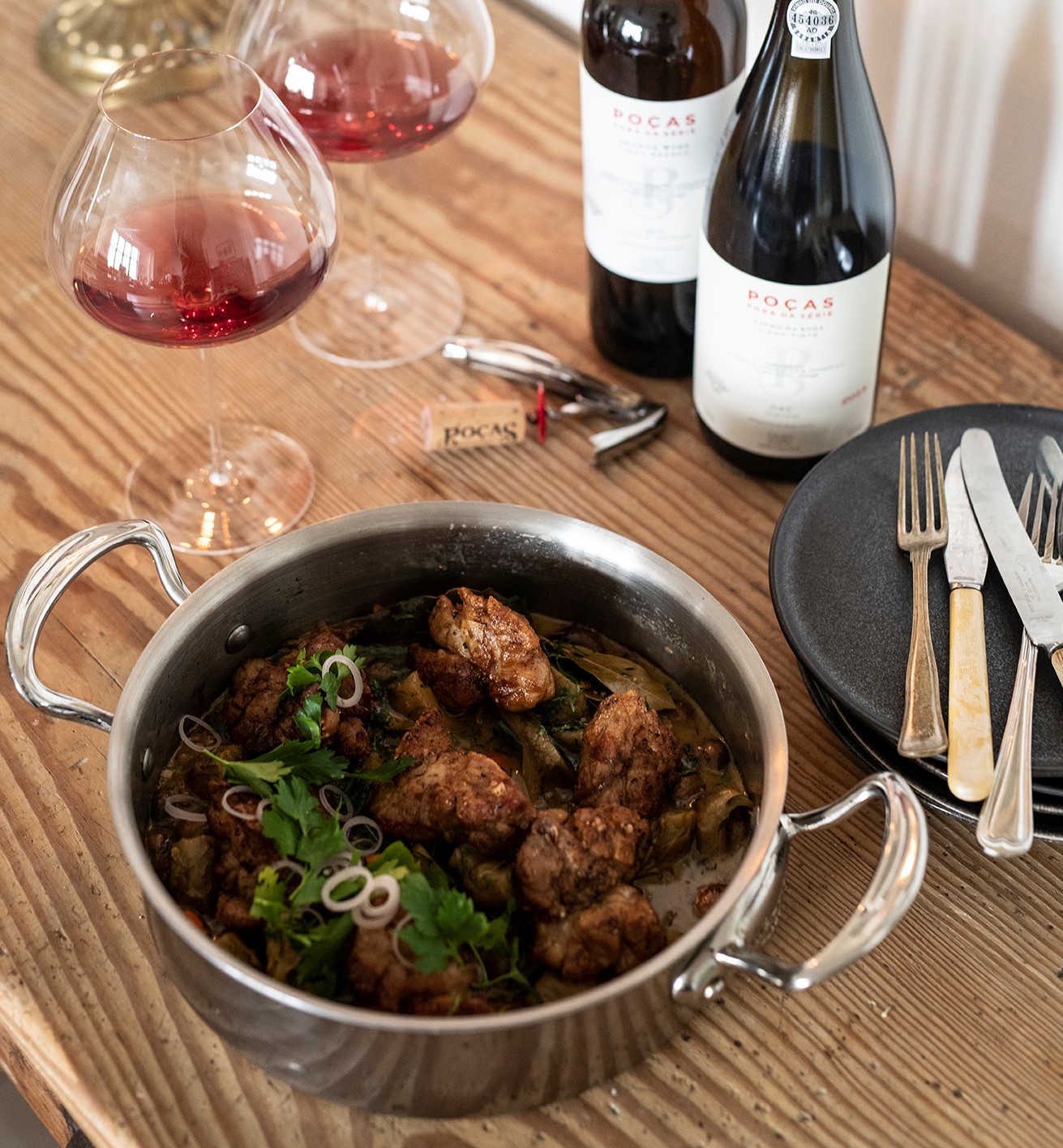 Opskrift på Stegte kalvebrisler med artiskokker og svampe i sauce