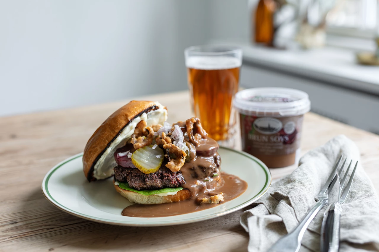 Opskrift på Bøfsandwich med brun sovs | Løgismose.dk